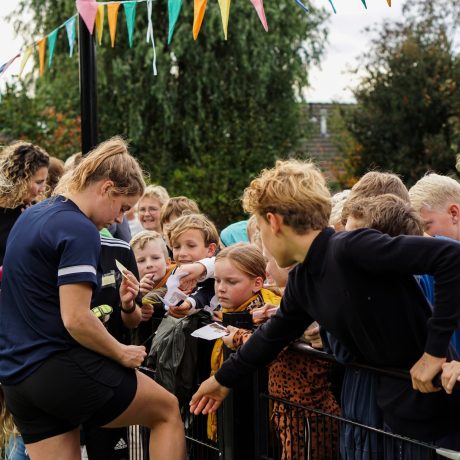 Show bij de opening van de nieuwe voetbalkooi